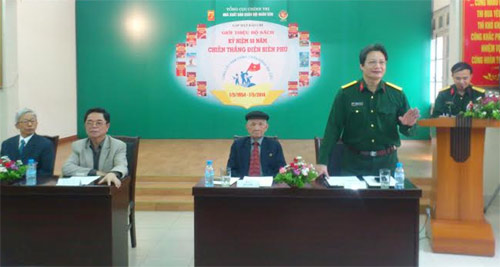 ສະເໜີຊຸດປຶ້ມສະເຫຼີມ ສະຫຼອງ 60 ປີແຫ່ງ ໄຊຊະນະດ້ຽນບຽນຝູ